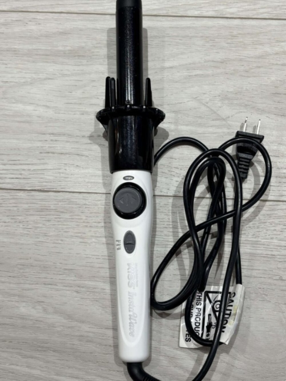 Kiss InstaWave Hair Curler in White and Black